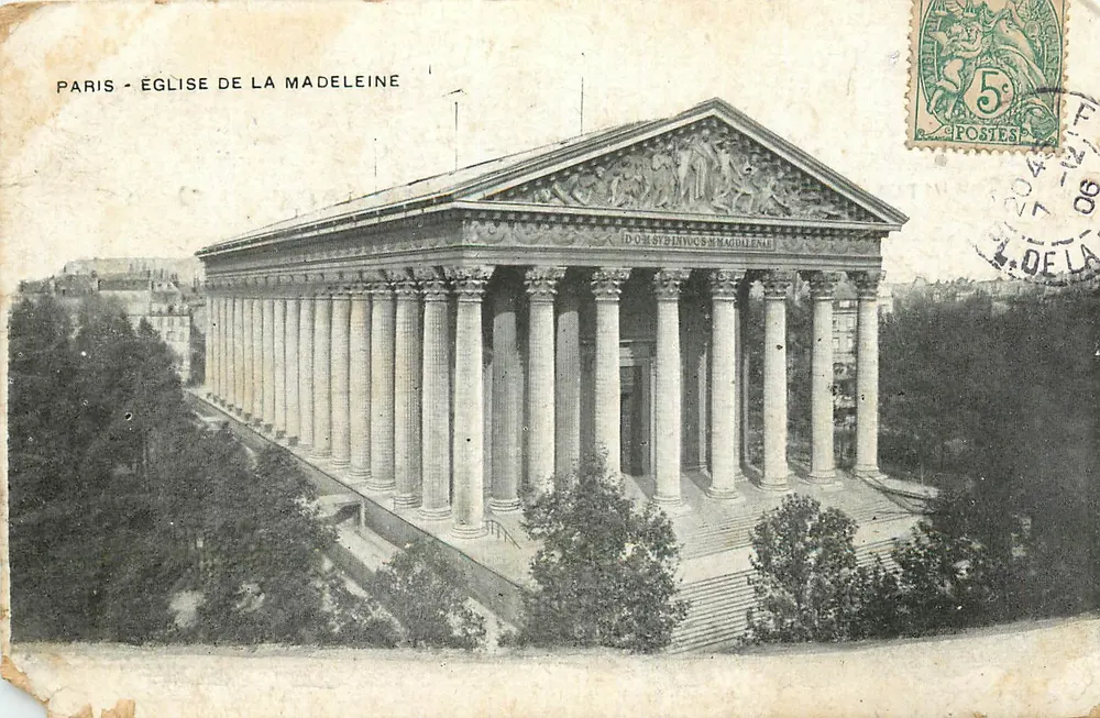 Paris - Igreja da Madeleine — vista da fachada clássica com colunatas — editor não visível - Frente