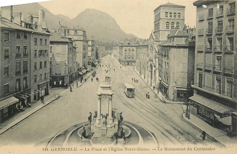 Grenoble — Place Notre-Dame und Kirche Notre-Dame — Denkmal zum Centenar - Vorderseite
