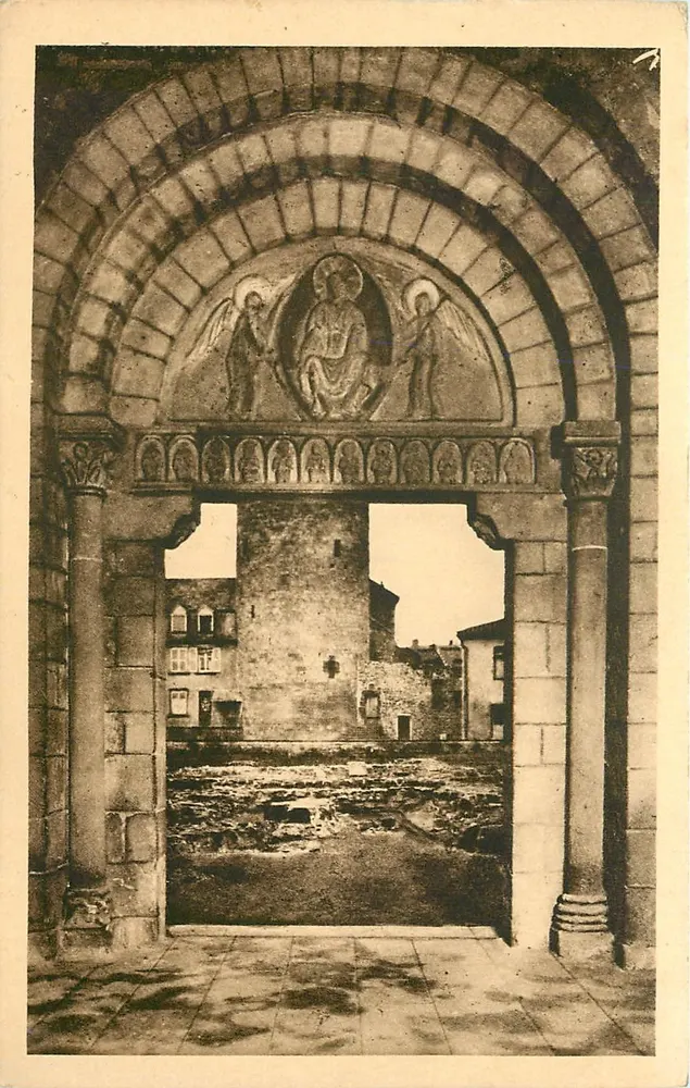 Charlieu (Loire) — Benediktinerabtei — Eingang zur Abteikirche Saint-Fortunat (11. Jahrhundert) - Vorderseite