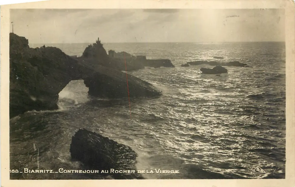 Biarritz — Contrejour au Rocher de la Vierge — Éditeur A.A. n°188 - Recto