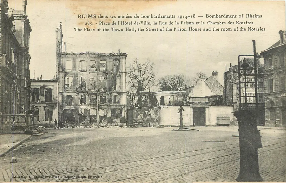 Reims dans ses années de bombardements 1914-18 — Place de l'Hôtel de Ville, la Rue de la Prison et la Chambre des Notaires - Recto