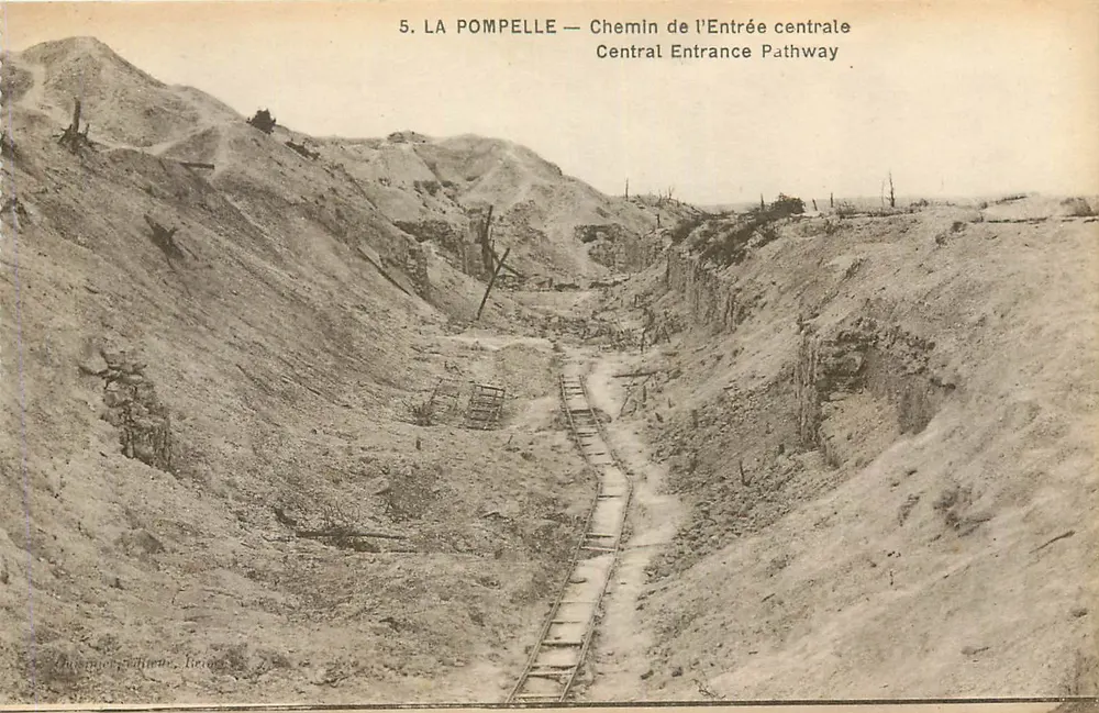 La Pompeelle — Caminho da Entrada Central — Editor: Bureau d'Édition, Récas - Frente