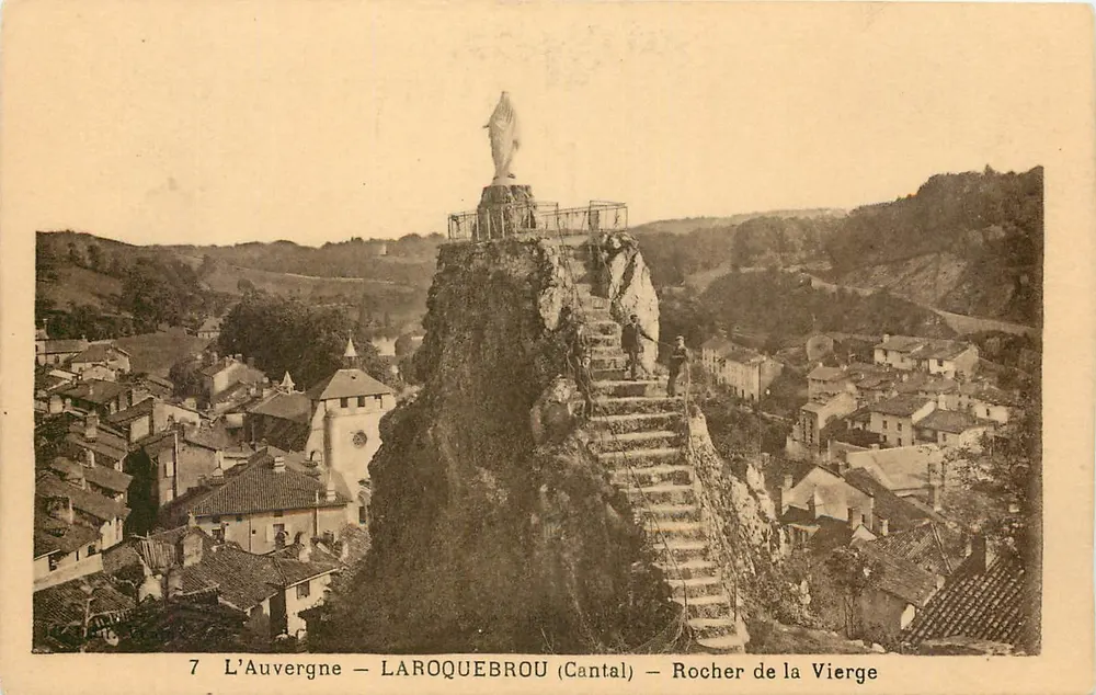 Laroquebrou (Cantal) — Rocher de la Vierge — Statue de la Vierge sur rocher - Recto
