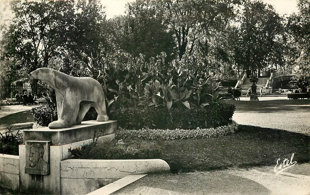 Estátua de urso polar — Jardins Darcy — Editor Etel - Frente