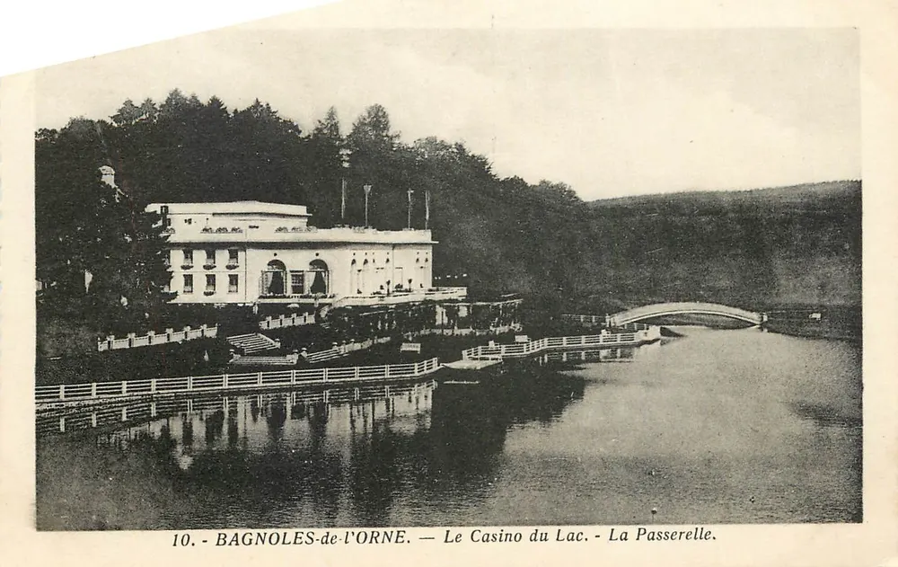 Bagnoles-de-l'Orne — Das See-Casino - Die Brücke - Vorderseite