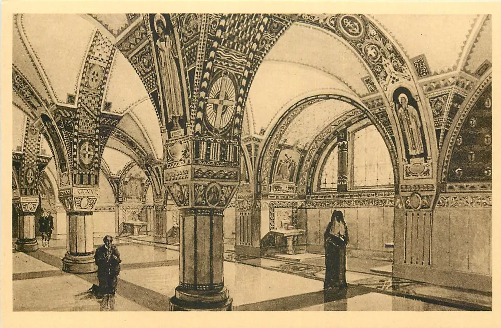 A Basílica de Lisieux — A Cripta : Uma perspectiva interna — n°9 - Frente