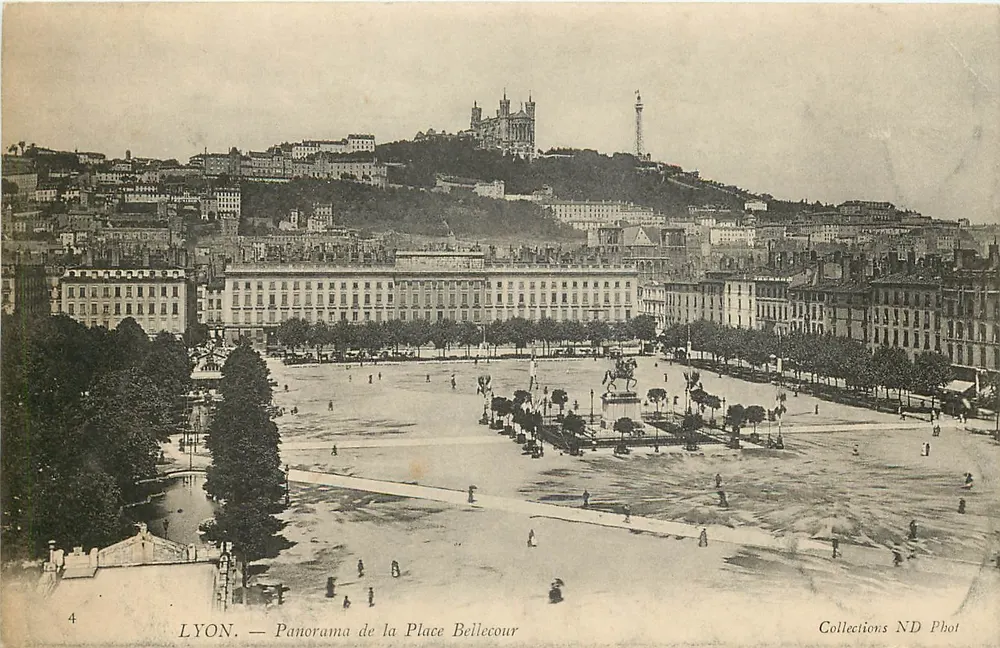 LYON — Panorama della Place Bellecour — Collections ND Phot - Recto