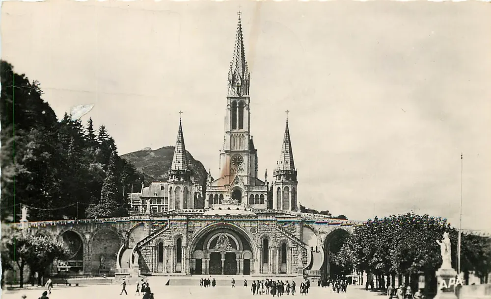 Lourdes (H.-P.) — A Basílica e a Esplanada — Sociedade das Cartas Postais APA-POUX-ALBI, n°7 - Frente