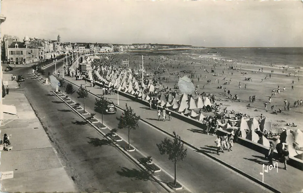 Les Sables-d'Olonne — La plage et le Remblai — Éditions Françaises - Recto