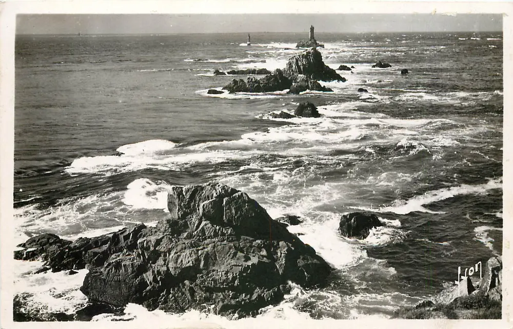 Pointe du Raz — Rochers prolongeant l’éperon du Raz — Les Éditions d'Art, Paris - Recto