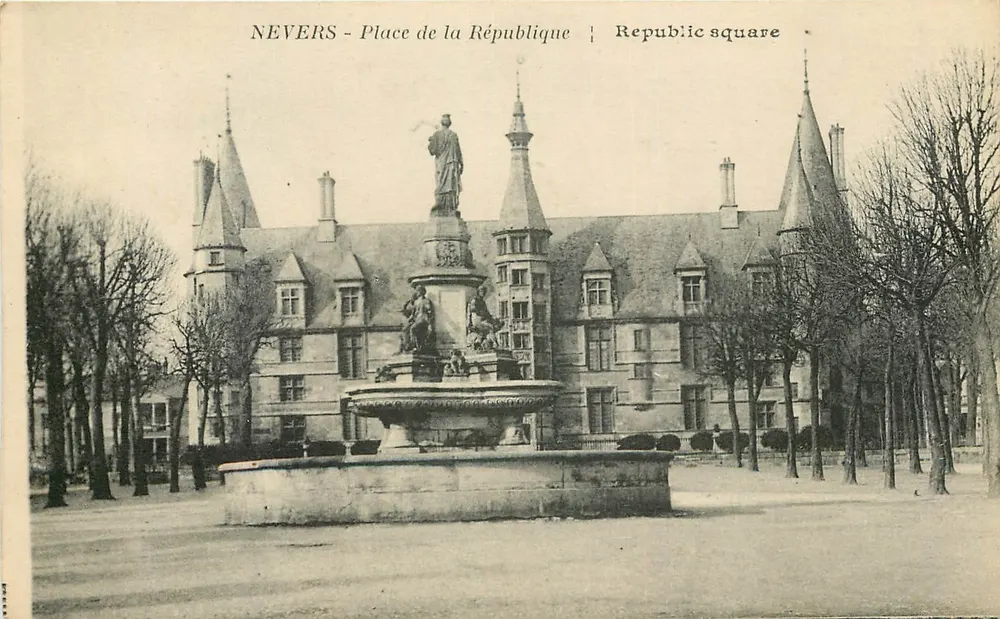 Nevers - Place de la République — Fontaine de la République diante do castelo — Editor não identificado - Frente