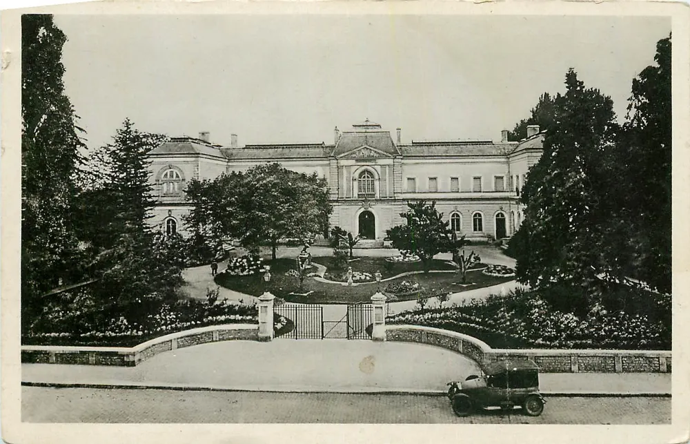 Montargis (Loiret) — Das Rathaus und die Gärten — L. Lenormand, Orléans - Vorderseite