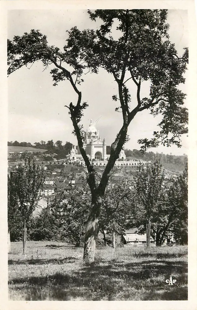 A Basílica através das árvores — Lisieux — CAP - Frente