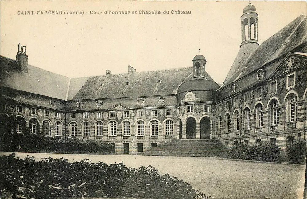 Saint-Fargeau (Yonne) - Ehrenhof und Kapelle des Schlosses - Vorderseite