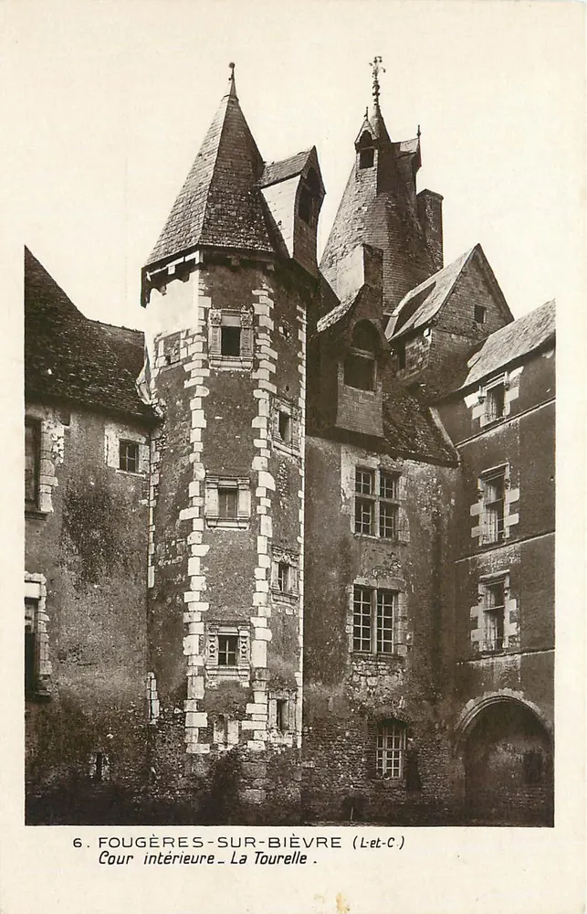 Fougères-sur-Bièvre — Innenhof - La Tourelle — Éditions des Monuments Historiques, Grand Palais, Paris - Vorderseite