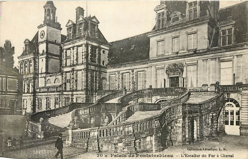 Palais de Fontainebleau — L'Escalier du Fer à Cheval — Collection Artistique L. M. - Recto