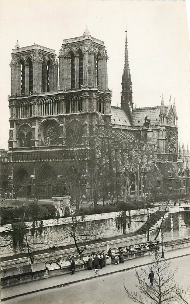 Nossa Senhora de Paris — vista da fachada — E. C. Rueir-Malmaison - Frente
