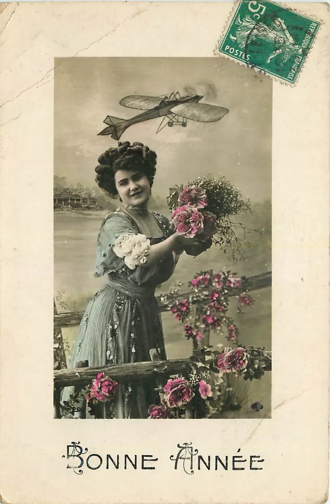 Femme avec bouquet de fleurs — avion en arrière-plan — éditeur inconnu, n° de série non visible - Recto