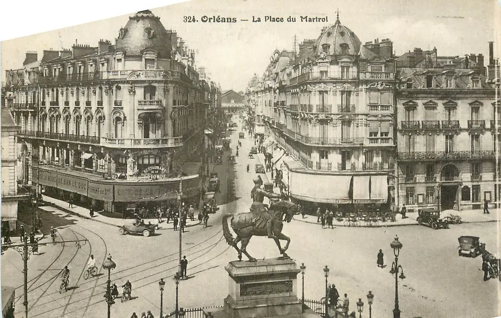 Orléans — La Place du Martroi — Editora: L. Lenormand, n° 324 - Frente