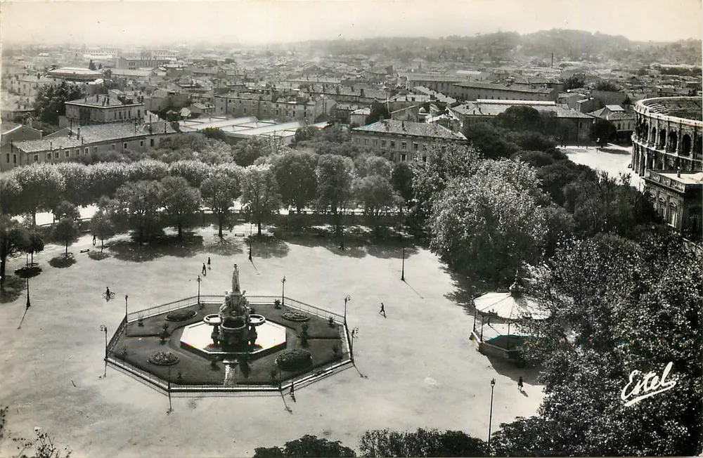 Nîmes — L'Esplanade, la Fontaine Pradier et les Arènes — Éditeur Etel - Recto