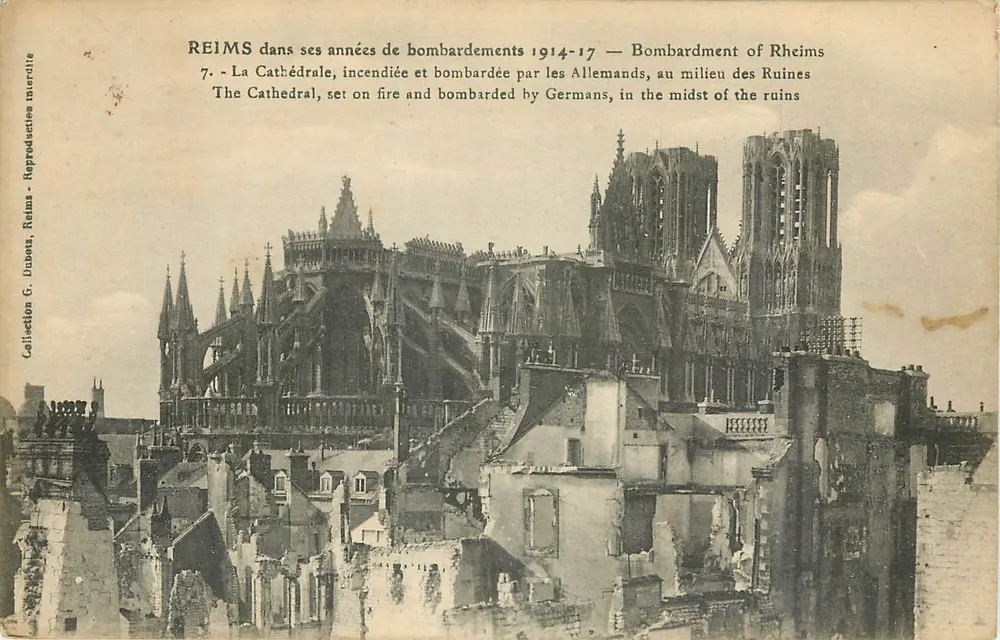 Reims dans ses années de bombardements 1914-17 — La Cathédrale incendiée et bombardée par les Allemands, au milieu des ruines - Recto
