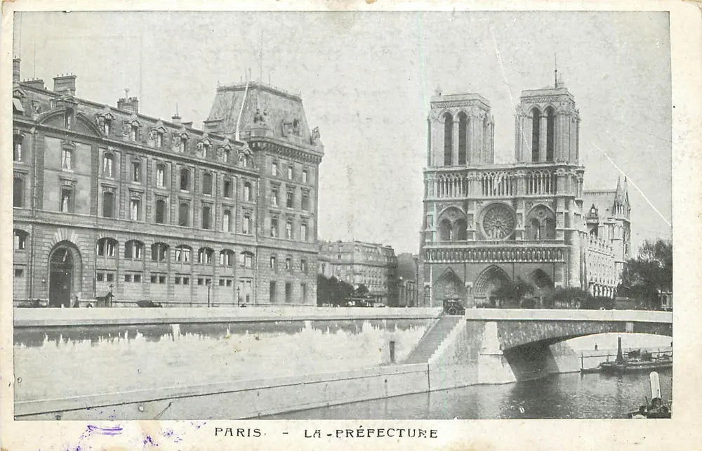 Paris - A Prefeitura — Notre-Dame de Paris visível no plano de fundo — editor não identificado - Frente