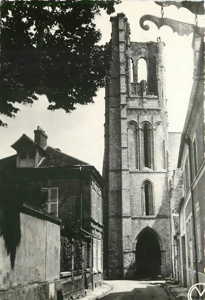 Torre da Igreja de São Pedro de Larchant — Ruínas — Foto Collin, Tannay (Nièvre) - Frente