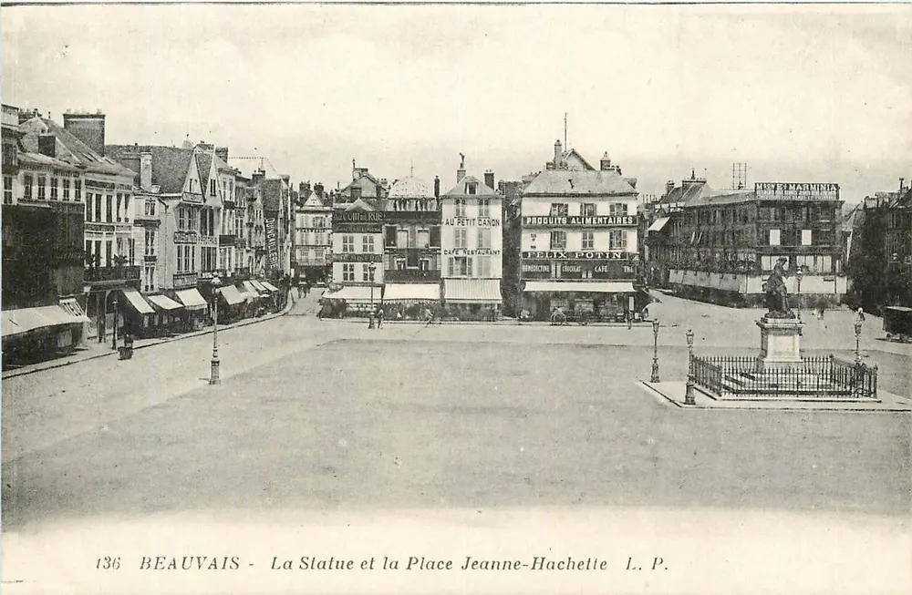 Beauvais - La Statue et la Place Jeanne-Hachette - L.P. - Recto