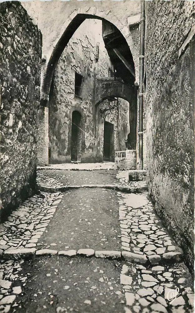 Rue de l'Arbalète - Grasse — vista da arco e da rua pavimentada — Bilhete postal antigo da Cie d'arts photographiques - Frente