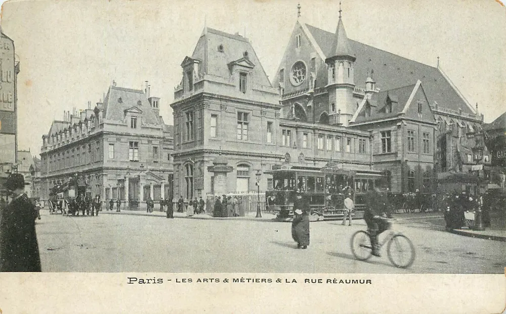 Paris - Die Künste & Handwerke und die Rue Réaumur — Ansicht des Gebäudes und der Straße mit Straßenbahn und Fahrradfahrer - Vorderseite