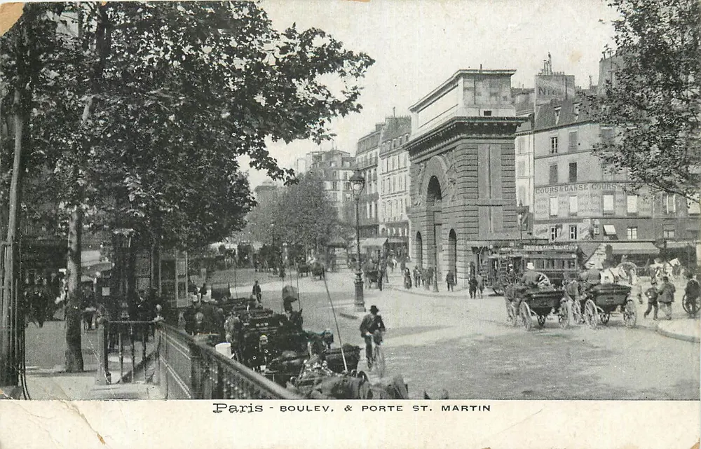 Paris - Boulevard & Porte Saint-Martin — vista urbana com carruagens e pedestres — editor não visível - Frente