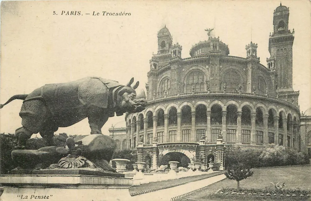Paris — Le Trocadéro — Statue 'La Pensée' - Recto