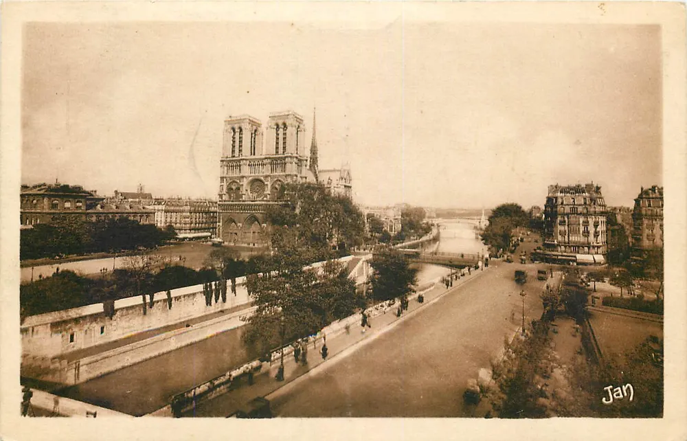 Notre-Dame de Paris — vue sur le quai de Montebello et le petit bras de la Seine — Jan - Recto