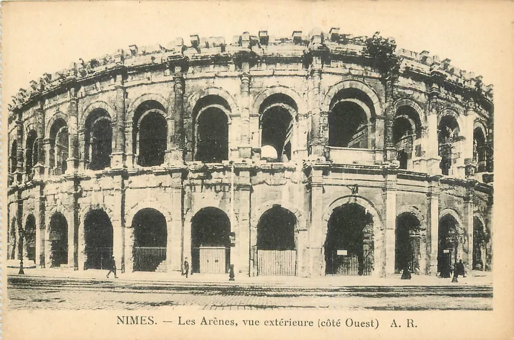 Nîmes — Les Arènes, äußere Ansicht (Westseite) — A. R. - Vorderseite