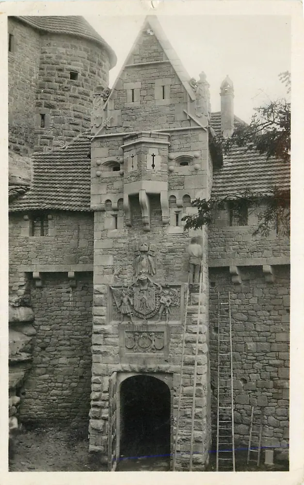 Hohkönigsburg — Entrada do castelo — Ribeauvillé, França - Frente