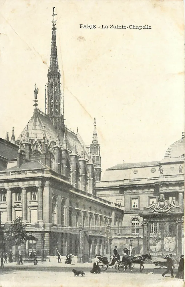 PARIS - A Santa Capela — vista do edifício com carruagem e pedestres - Frente