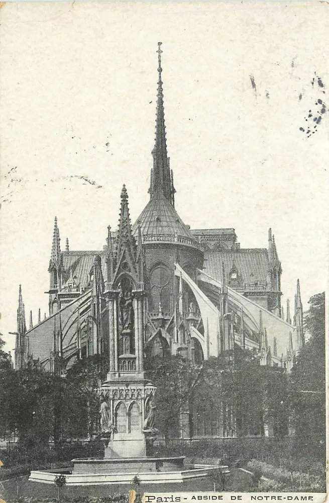 Paris - Abside de Notre-Dame — vista da catedral com estátua no primeiro plano - Frente