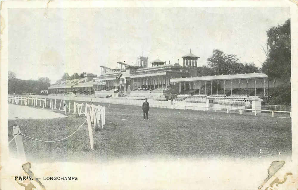 Paris — Longchamps — Stand hippique avec gradins et toits en bois - Frente