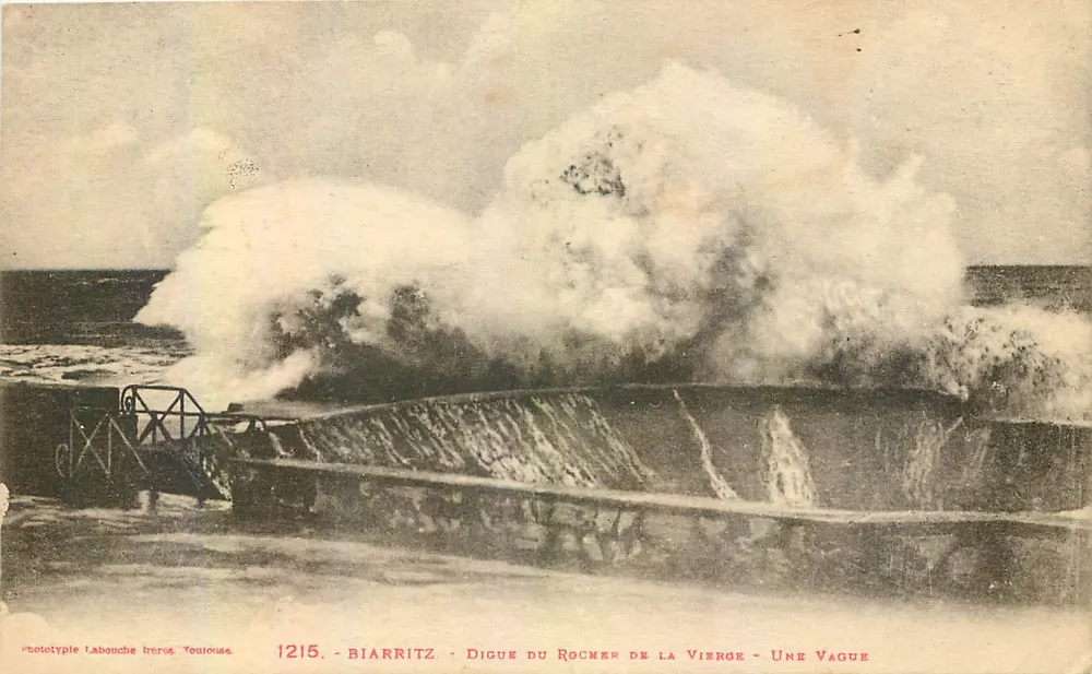 Biarritz - Digue du Rocher de la Vierge - Une Vague — Phototypie Labouche frères Toulouse, n°1215 - Recto