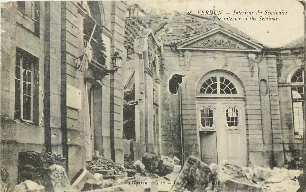 Verdun — Interior do Seminário — A Guerra 1914-17 — L.C. Paris - Frente