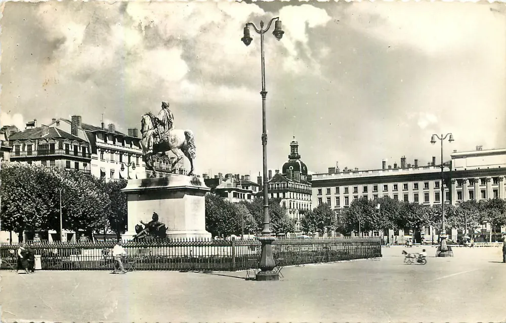 Place Bellecour — statue de Louis XIV — Jigga, Lyon - Recto