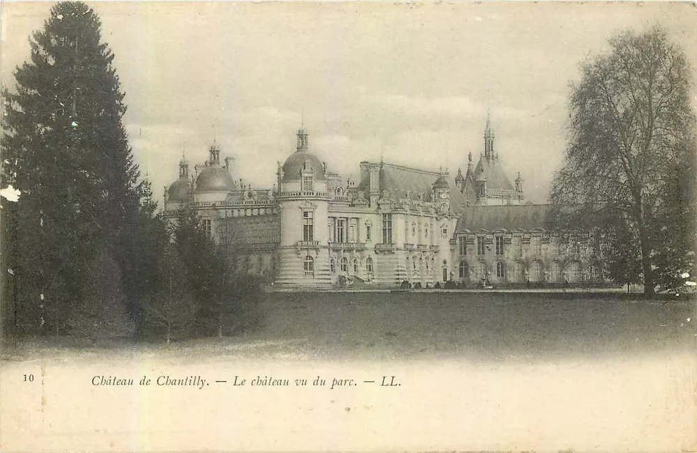 Castelo de Chantilly — O castelo visto do parque — LL. - Frente