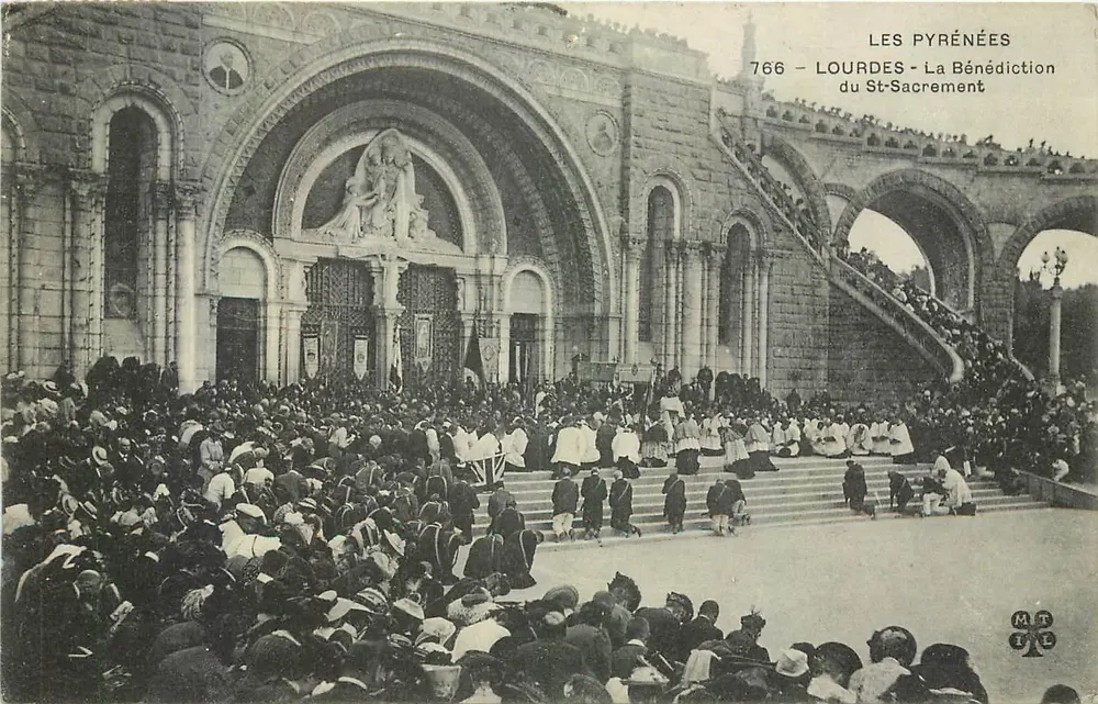 Lourdes - La Bénédiction du Saint-Sacrement — Les Pyrénées, n°766, éditeur MT - Recto