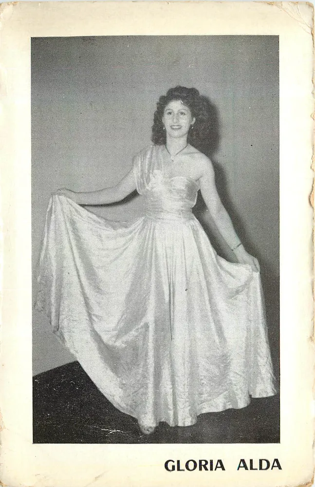 Gloria Alda — portrait en robe de soirée — éditeur non visible - Frente