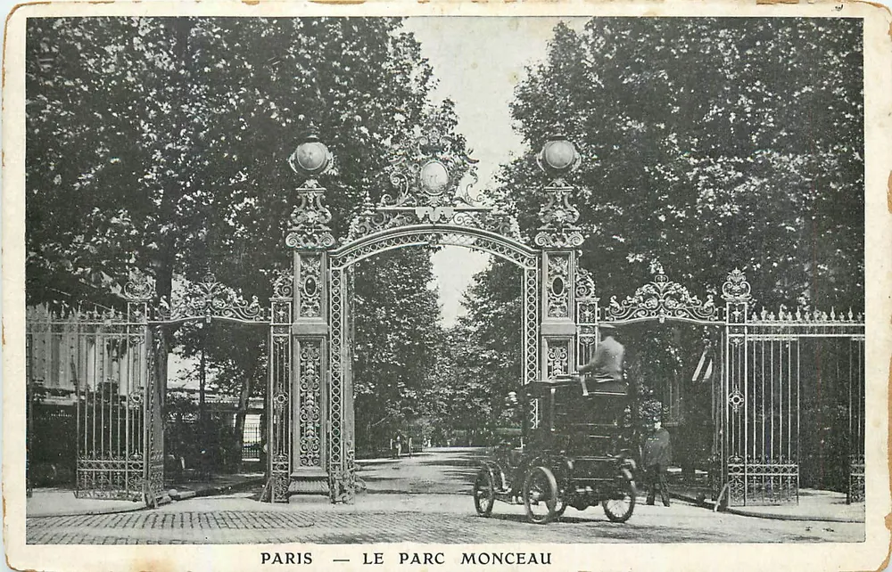 Paris — Le Parc Monceau — entrée ornée d'art nouveau, avec voiture ancienne - Frente