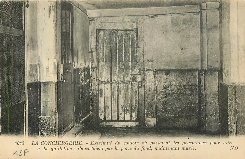 A Conciergerie — Extremidade do corredor por onde os presos iam para a guilhotina; eles saíam pela porta de trás, agora murada. - Frente