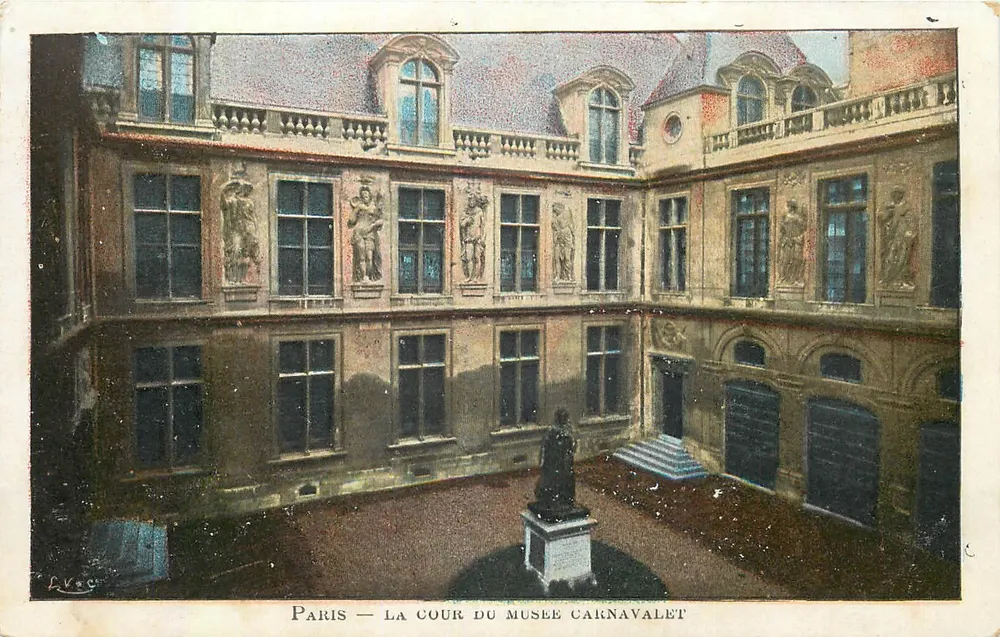 Paris — A cour do museu Carnavalet — L. Véc - Frente