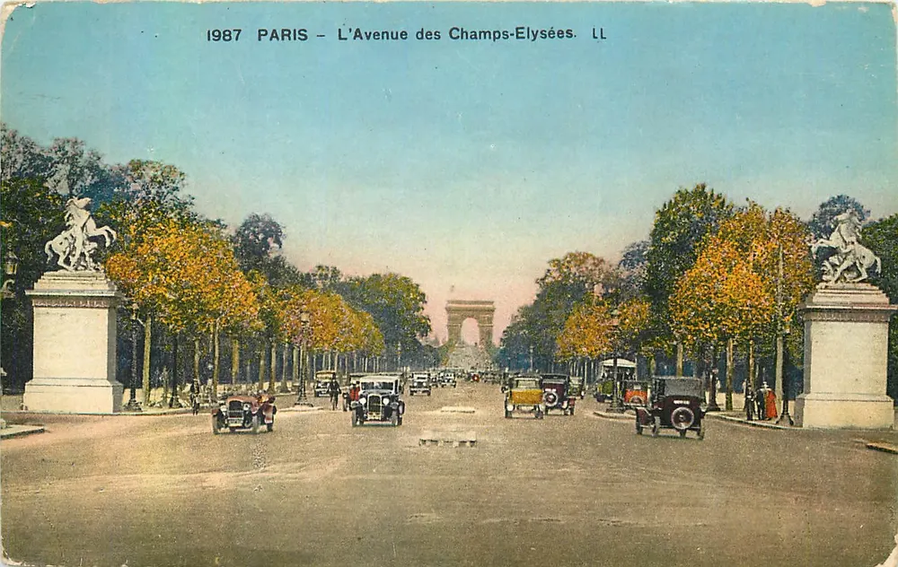Paris - A Avenida dos Campos Elísios — vista com o Arco do Triunfo e estátuas equestres — LL - Frente