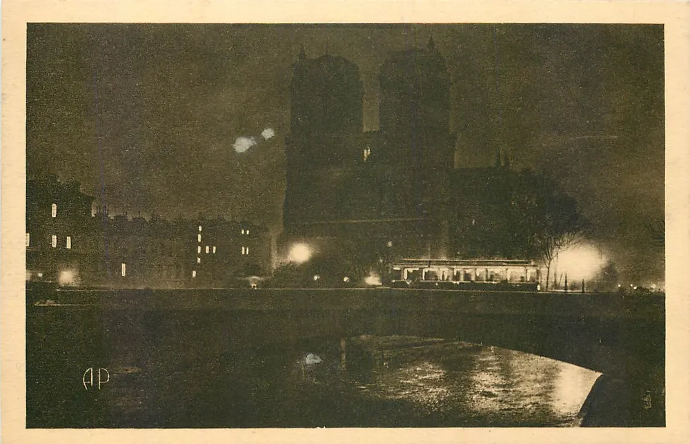 Notre-Dame — vue nocturne avec tramway sur le pont — E. PAPEGHIN, 24, rue des Petites-Écuries, Paris - Voorkant