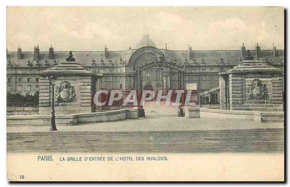 Paris, la grille d'entrée de l'Hôtel des Invalides — éditeur non visible, n° de série 15 - Recto